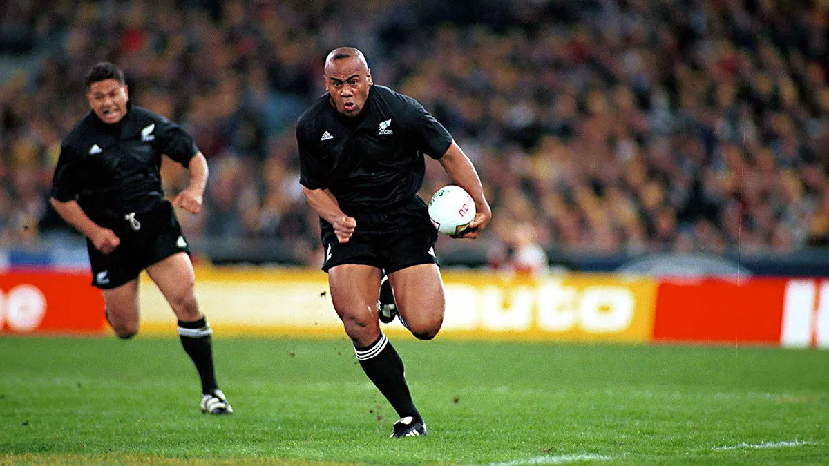 Jonah Lomu sprinting with the ball for the All Blacks